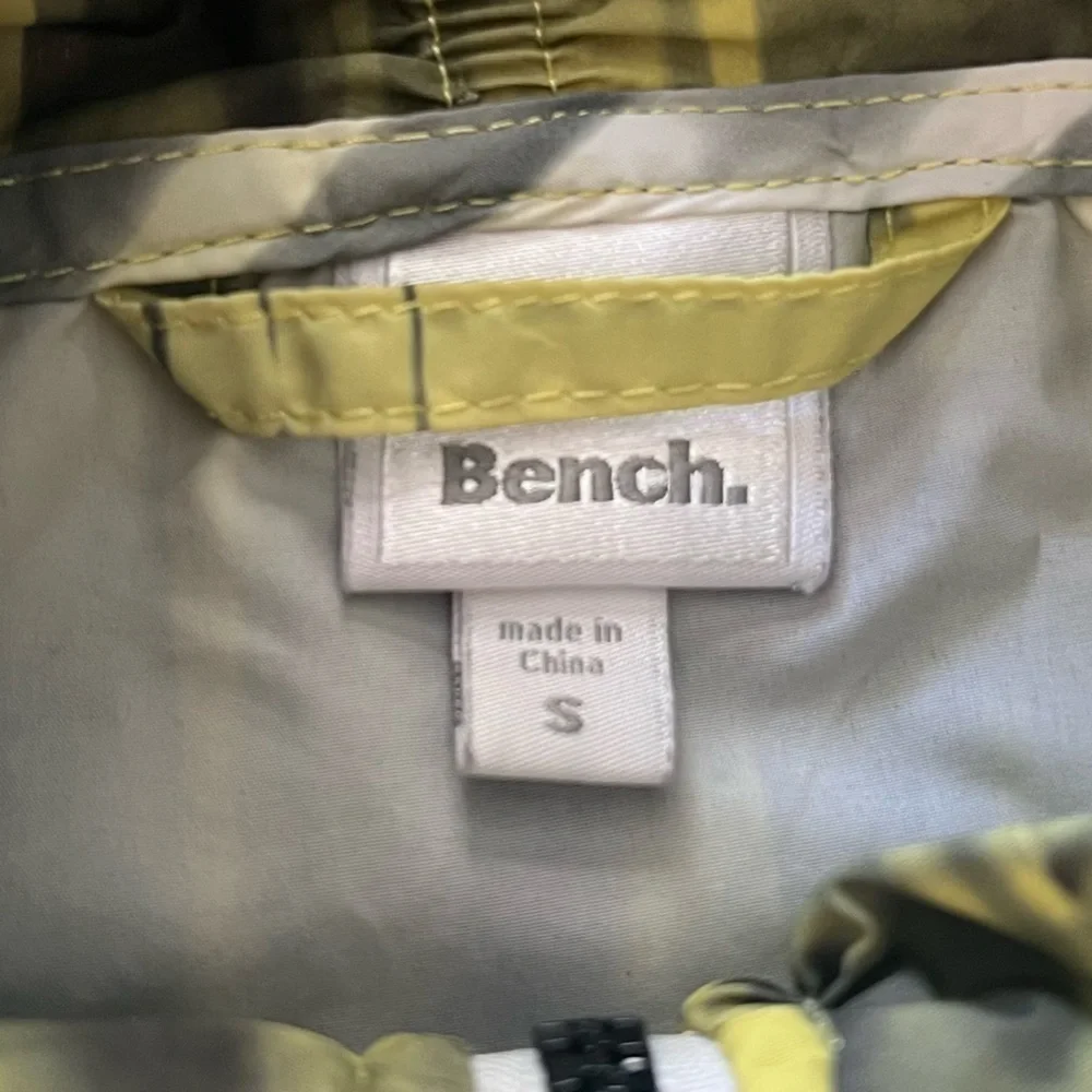 Bench Green, White, Black Long Sleeve Windbreaker w/ Elastic Hem/Cuffs Size Sm